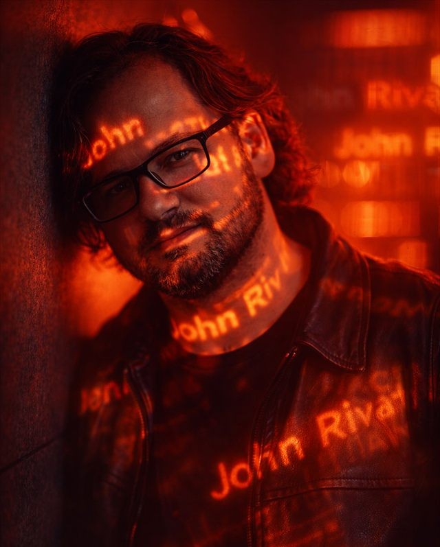John Rivav en escena frente a público